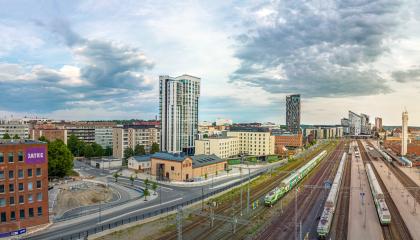 Ilmakuva henkilöratapihasta Nokia Arenalle päin.