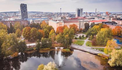 Sorsapuisto syksyllä ylhäältä päin kuvattuna keskustan suuntaan.