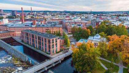 Ilmakuva Tampereesta Finlaysonin palatsin puiston suunnalta kohti keskustaa.