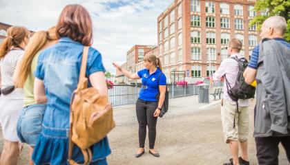 Opas esittelee Tamperetta joukolle ihmisiä.