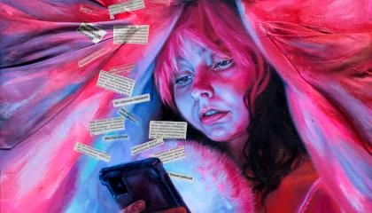 Alisa Malinin maalaus, jossa henkilö selaa puhelinta peiton alla. Puhelimen ruudulta lentää leikkeitä uutisista.