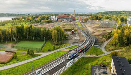 Ratikka koeajossa Hiedanrannassa syksyllä 2024.