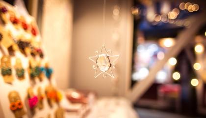 Lähikuva tähden muotoisesta joulukoristeesta Tampereen Joulutorilta. Tunnelma on lämmin ja jouluinen.