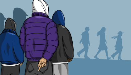 Ryhmä selin olevia nuoria henkilöitä katselee kauempana kävelevää nuorten ryhmää.