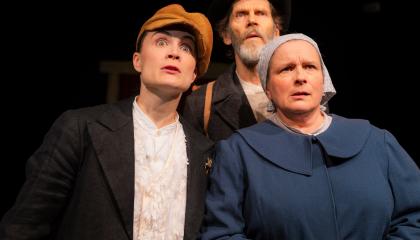 Kolme näyttelijää Rautatie-esityksestä.