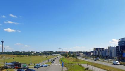 Katuja ja nurmialueita, vihreä meluvalli.