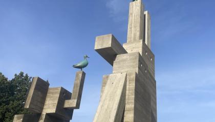 Betonisia kulmikkaita patsaita. 