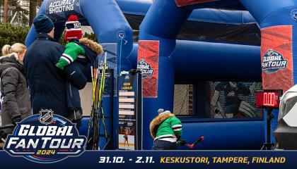 Ihmisiä testaamassa jääkiekkoaiheista lämäyspeliä.