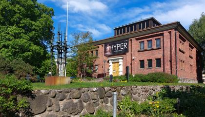 Kuva vanhasta tiilirakennuksesta. 