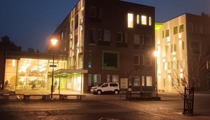 Teklun rakennus aamuhämärässä.