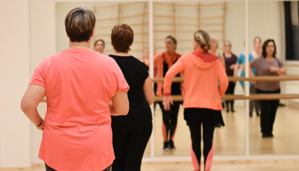 Kolme henkilöä tanssisalissa.