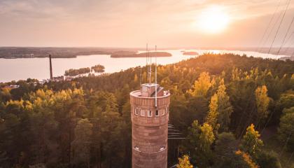 Pyynikin näkötorni ja metsää syysväreissä, taustalla Pyhäjärvi.