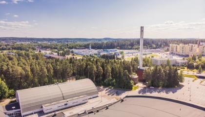 Ilmakuva Hakametsän jäähallin katon päältä katsoen koirapuiston suuntaan