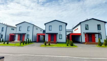 Kuvassa vaaleita pientaloja Vuoreksesta.