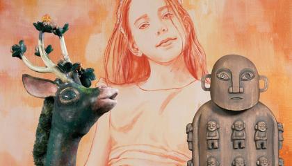 Taustalla punaisella piiretty tyttö ja sen edessä veistokset peurasta ja pyöreäkasvoisesta hahmosta.