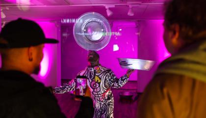 Ruudun taakse asettuu myös isoilla metalliastioilla kuvassa jonglööraava Eben Aidoo sirkusperheineen. 