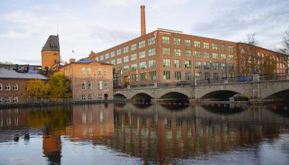 Tyyni Tammerkoski ja taustalla näkyy Finlaysonin entisen tehtaan punatiilisiä rakennuksia.