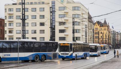 Busseja ajamassa jonossa Tampereen kaupungin keskustassa.