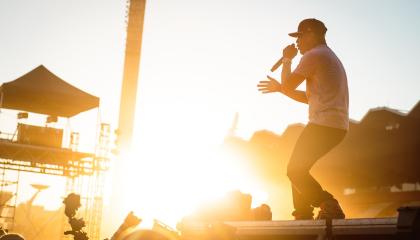 esiintyjä lavan etuosassa, yleisön edessä