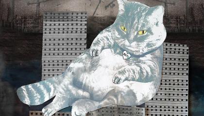 Harmaa piiretty kissa makaa harmaan maiseman päällä.