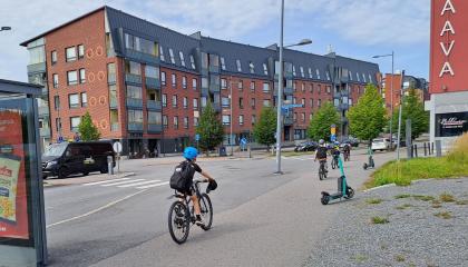 Lapsia pyöräilemässä kaupunkiympäristössä.