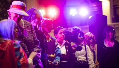 Ihmisiä rivissä erilaisissa naamiaisasuissa.