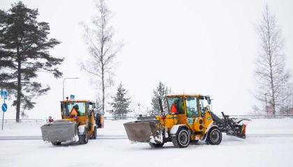 Kaksi auraustraktoria lähdössä auraustöihin.