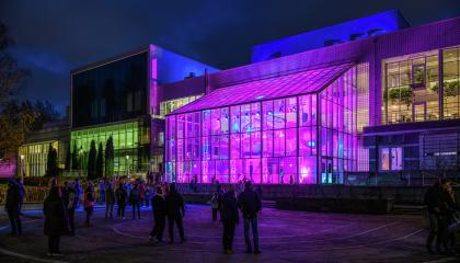 Violetilla sävyllä valaistu ja jättipalloilla täytetty Tampere-talon lasinen talvipuutarha, jossa esitettiin Ruudun takaa -tapahtumassa Hands some Feetin ja Opus Companyn teosta nimeltä Värisfääri.