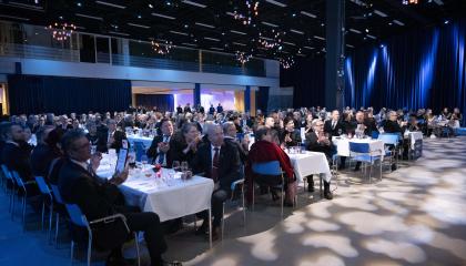 Urheilugaalan vieraita juhlapöydässä istumassa