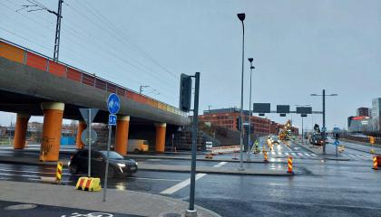 Liikennettä Viinikankadulla Viinikan ratasillan kohdalla.