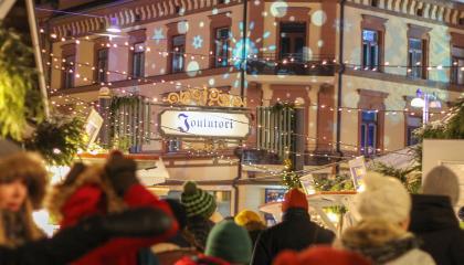 Ihmisiä Joulutorilla.