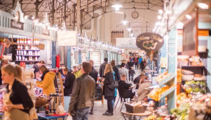 Asiakkaita ostoksilla Tampereen Kauppahallin tiloissa.