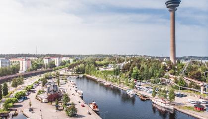 Ilmakuva Särkännimen alueesta ja taustalla näkyy Näsinneula, Näsijärven lahti, veneitä ja huvipuistoaluetta.