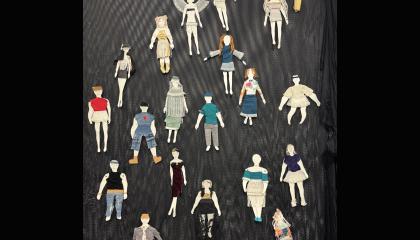 Paperisia nukkeja, joille on tehty muotiasuja kankaasta.