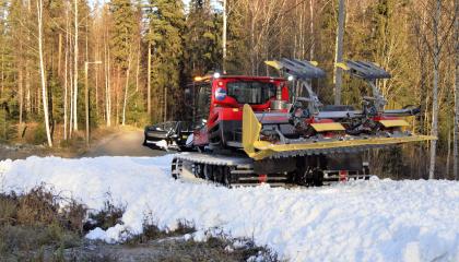 Lunta levitetään ladulle Kaupin urheilupuistossa.