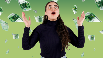 Nuori katsoo ylös kädet ylhäällä ja taivaalta sataa rahaa.