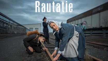 Kuvassa näyttelijät Auvo Vihro, Annuska Hannula ja Minna Hokkanen rautatien varrella. Teksti Juhani Aho Rautatie.