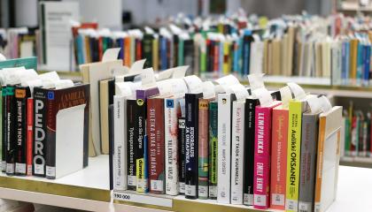 Kirjoja pääkirjasto Metson varaushyllyssä. 