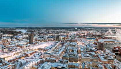 Tampereen asemanseutu ilmasta talvisena iltapäivänä. 
