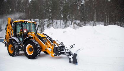 Auraustrakori lumikasan kimpussa.