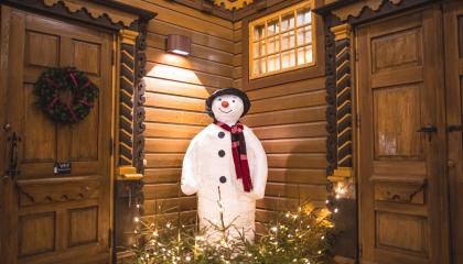 Lumiukko Tallipihalla.