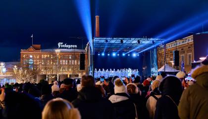 Ihmisiä katsomassa konserttia Keskustorilla.