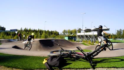 Poikia pyöräilee Vuoreksen pumptrackillä. 