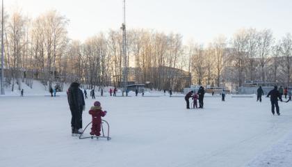 Luistelijita Sorsapuiston tekojäällä pakkaspäivänä. 