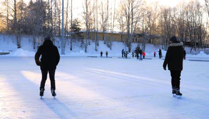 Luistelijoita Sorsapuiston tekojääkentällä iltapäivällä.