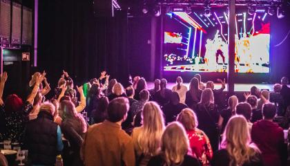 Ihmisiä bileissä Tavara-asemalla