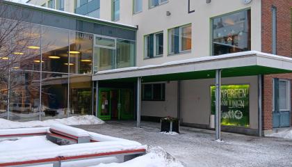 Tampereen teknillisen lukion pääovet talvella.