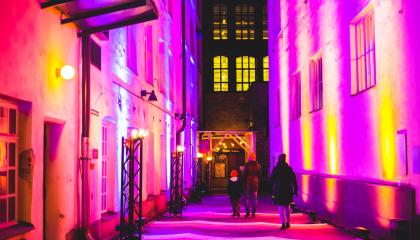 Finlaysonin alueen kapea kuja on valaistu näyttävästi violeteilla ja oransseilla valoilla.
