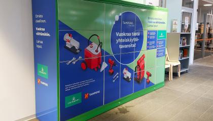 Yhteiskäyttötavaralaatikko Tesoman kirjaston vieressä.