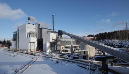 Biovoimalaitos Naistenlahden rannassa talvisena päivänä.